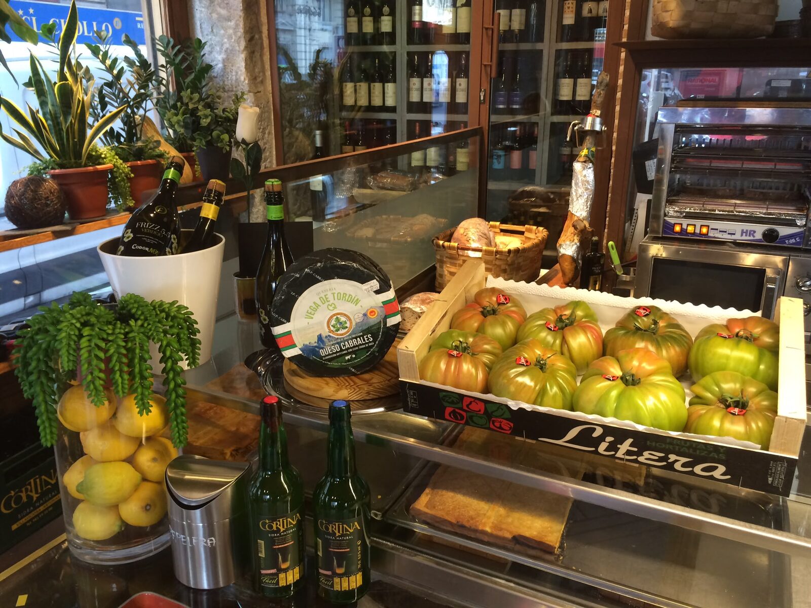 Barra de bar con fruta fresca