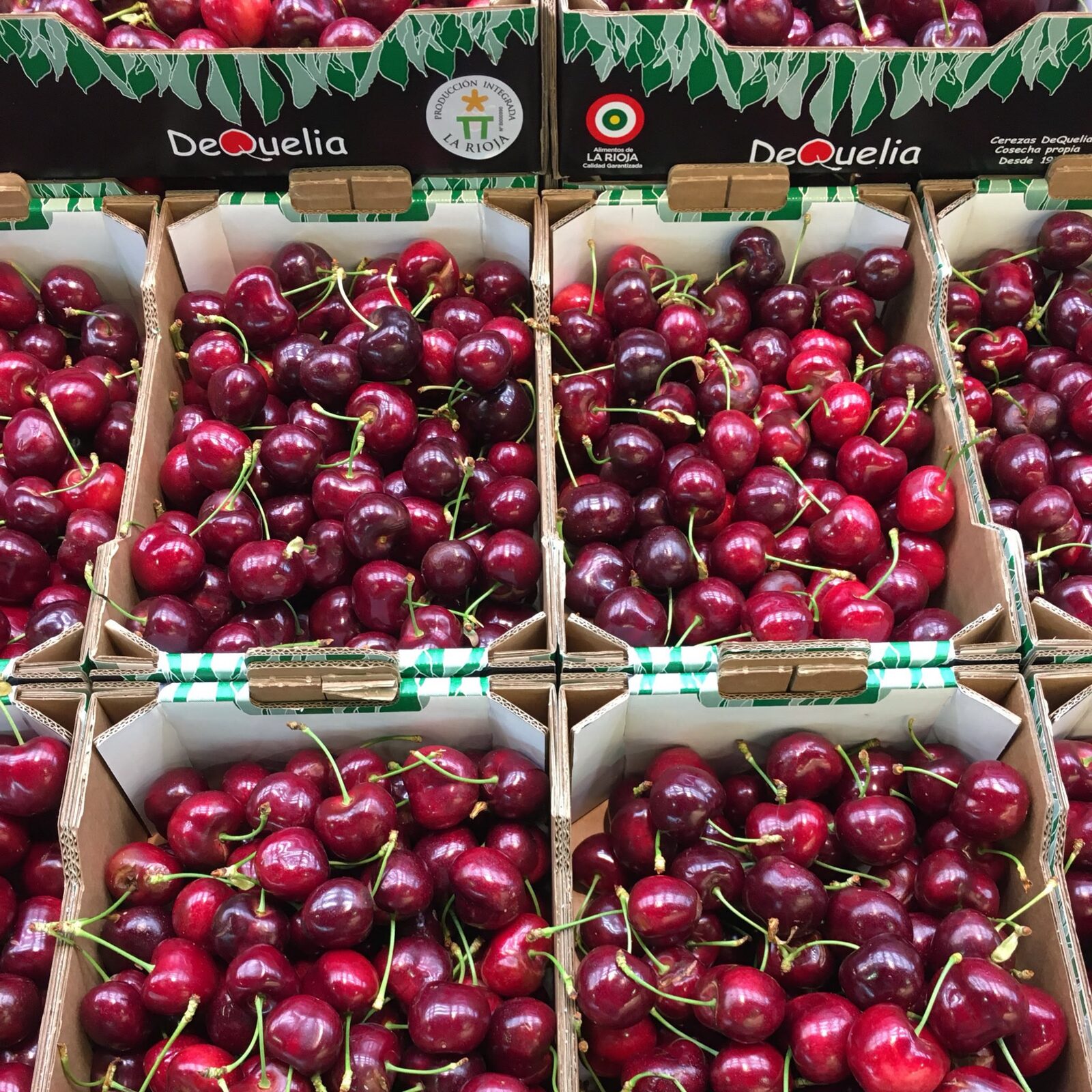 Cerezas de temporada en caja