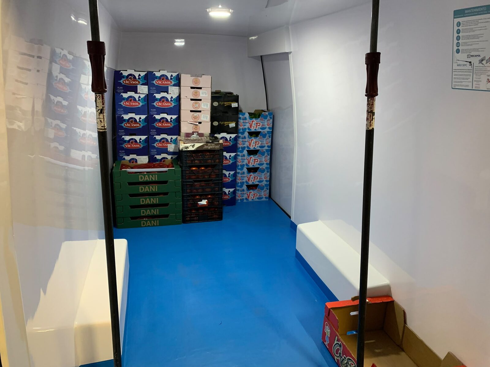Interior del furgón isotermo cargado con cajas de fruta y verdura