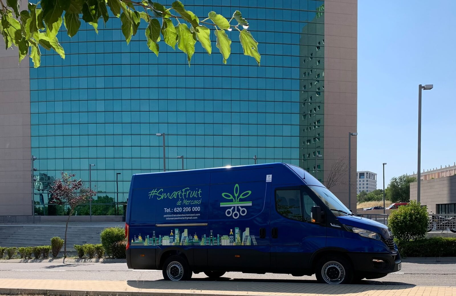 Furgón azul de reparto de Mercasol en el parque empresarial de Alcobendas