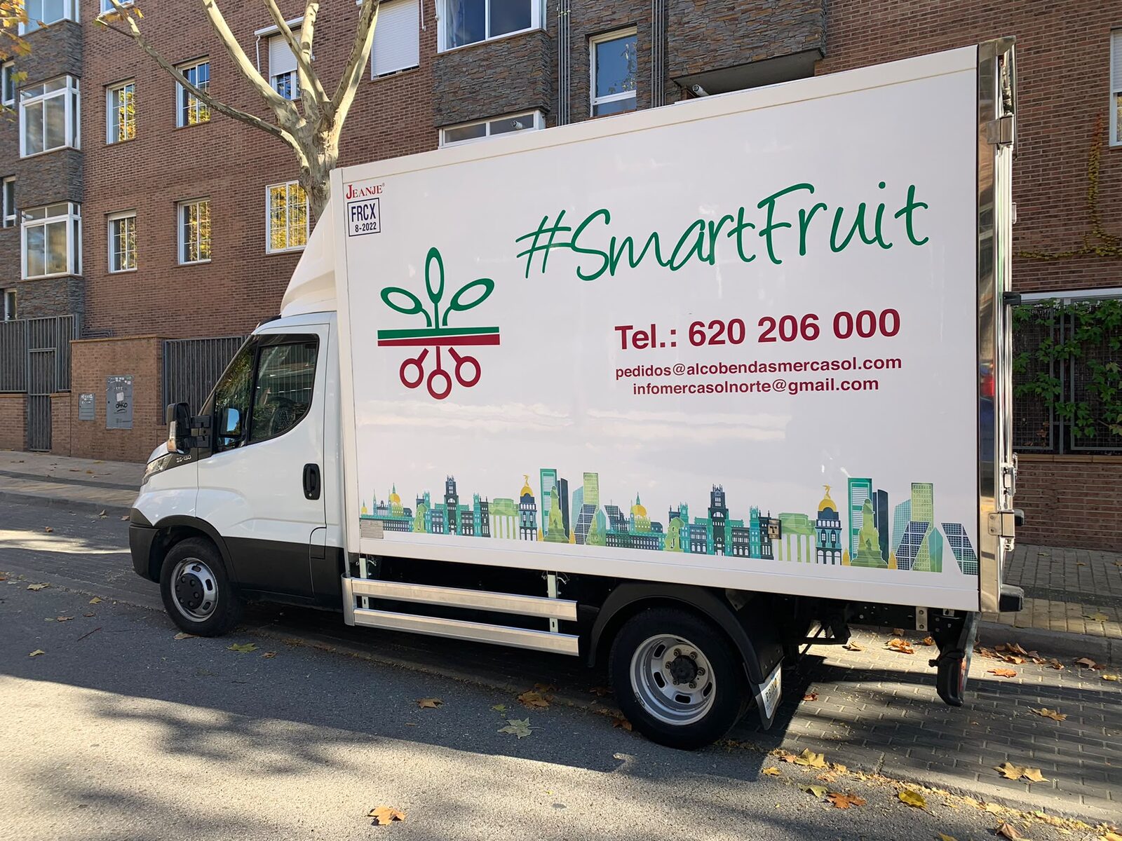 Camión de reparto de Alcobendas Mercasol rotulado #SmartFruit